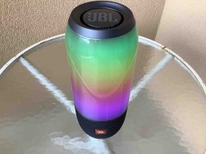 Picture of the top front of the JBL Pulse 3 speaker with rainbow color patterns displaying. Battery mAh capacity.