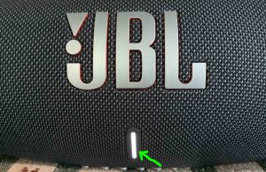 Picture of the fully lighted battery gauge on the JBL Xtreme 3 speaker.