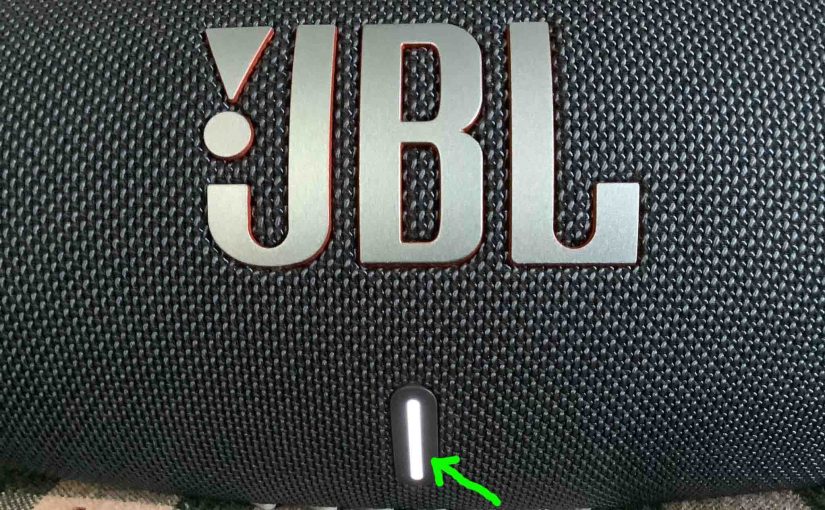 Picture of the fully lighted battery gauge on the JBL Xtreme 3 speaker.