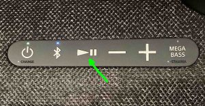Picture of the Play-Pause button on the Sony SRS XG500 speaker.