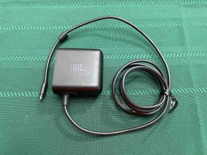 Picture of the left side of the JBL AC adapter GHWM-PD60W0-WC.