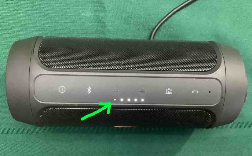 Picture of the battery indicator blinking during charging of the JBL Charge 2 Plus speaker.