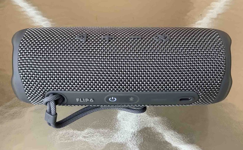 Picture of the top front of the JBL Flip 6 speaker.