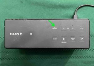 Picture of the orange blinking CHARGE indicator lamp on the Sony X3.