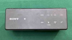 Picture of the top of the Sony SRS X3, showing all lamps dark. 