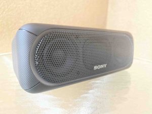 Picture of the front left of the Sony SRS XB30 speaker.