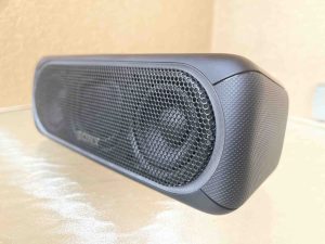 Picture of the front right of the Sony SRS XB30 speaker.