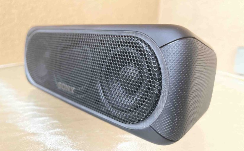 Picture of the front right of the Sony SRS XB30 speaker.
