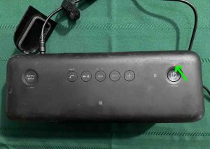 Picture of the CHARGE indicator light blinking orange on the Sony XB40.