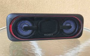 Picture of the party lights glowing red on the Sony SRS XB40 speaker.