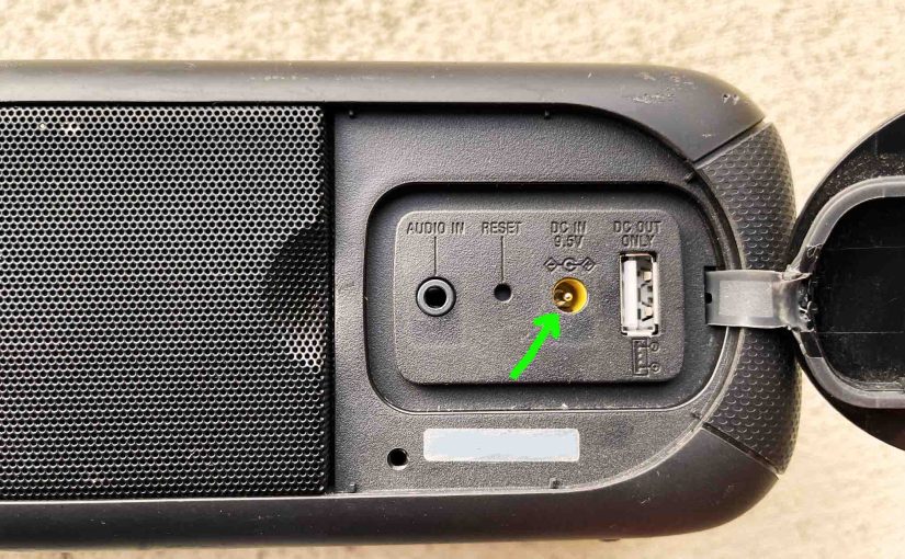 Picture of the DC power input port on the Sony SRS XB40 speaker.