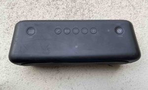 Picture of the top of the Sony SRS XB40 speaker, showing all lights dark.