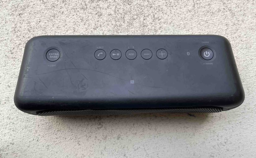 Picture of the top of the Sony SRS XB40 speaker.