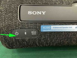 Picture of the dark CHARGE indicator lamp on the Sony XG300.