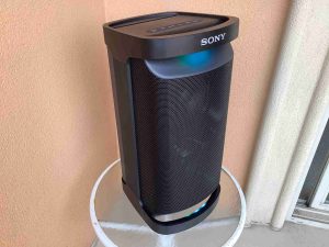 Picture of the left front view of the Sony XP500 karaoke speaker while running.
