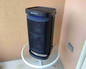 Picture of the right front of the Sony SRS XP500 karaoke speaker while running.