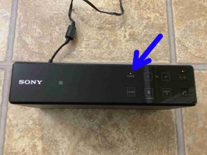 Picture of the orange blinking CHARGE lamp on the top of the Sony X5.