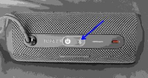 Picture of the dark -Bluetooth- button on the JBL Flip 6.